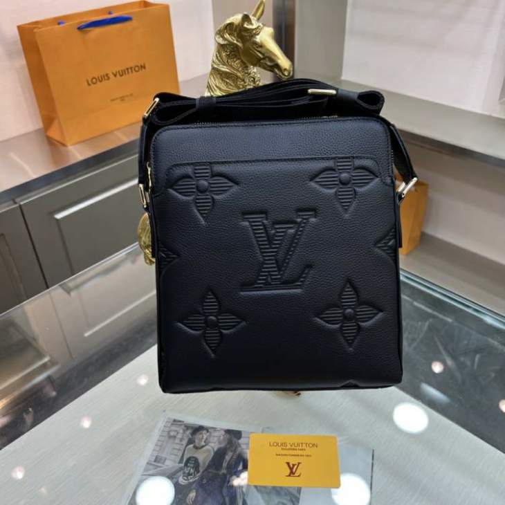 Picture of Louis Vuitton Mens Bags _SKUfw138432918fw